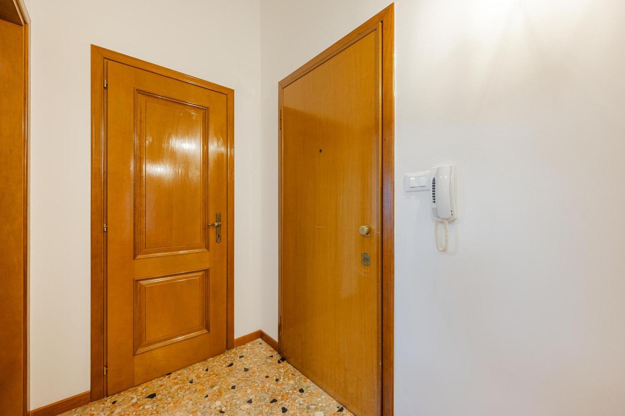 Tatiana Flat - 10 Minutes To - Mestre Train Station - Free Parking Apartament